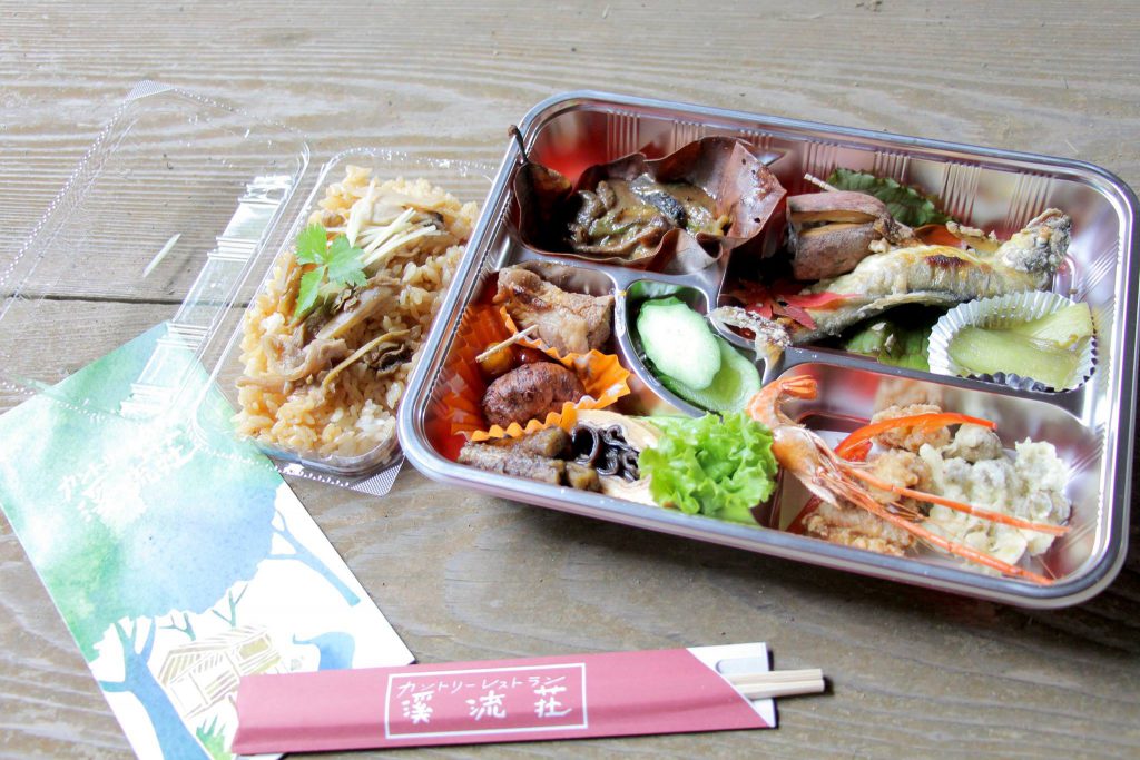 お昼は豊田市旭地区の渓流荘さんのお弁当です。秋の味覚でいっぱい♪