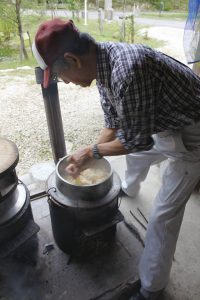 主催の鈴木邦男さん。炊き込みご飯のいい香りが漂ってきます。