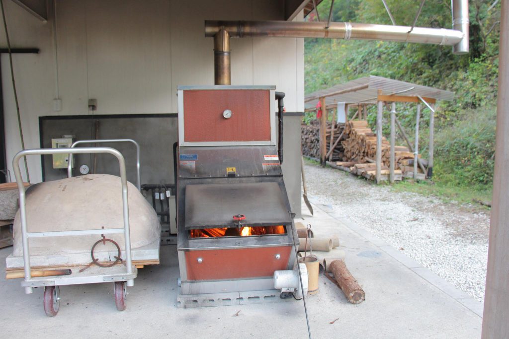 薪ボイラー 広葉樹だけでなく針葉樹も燃焼可能。施設の給湯や床暖房の熱源として活用します。